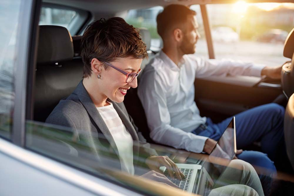 Person fährt im Auto